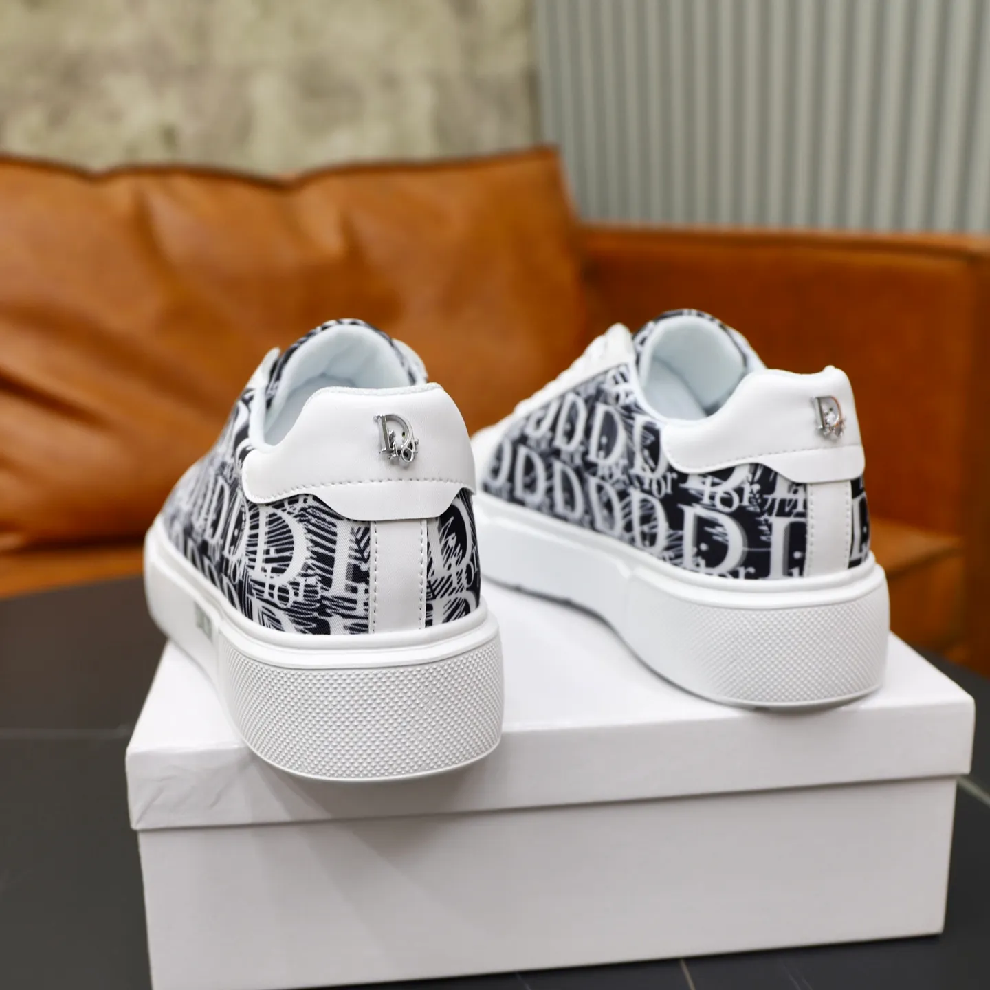 Ex-factory price: 440💰🙅‍♂️🙅‍♂️🙅‍♂️ Brand: Dior DIOR Standard code: 38-44 (45 customized) Grade: Same as the official website Material: Original fabric Comfortable lining Lightweight wear-resistant outsole Style category: Men's fashionable casual shoes Running sneakers Distinguished luxury brand elements Top luxury Color: Actual picture color